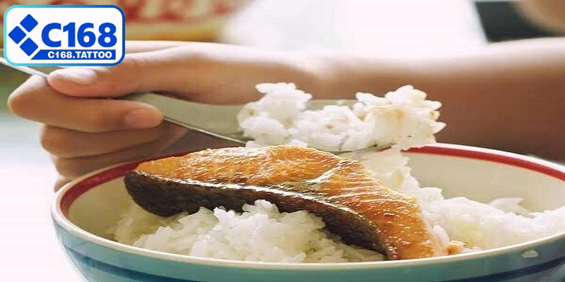 Nằm mơ thấy ăn cá tượng trưng cho sự sung túc, thịnh vượng